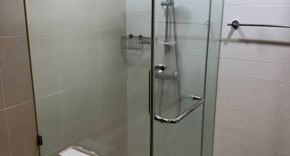 Wohnung zur Miete mit 3 Zimmer in Huai Khwang, Bangkok