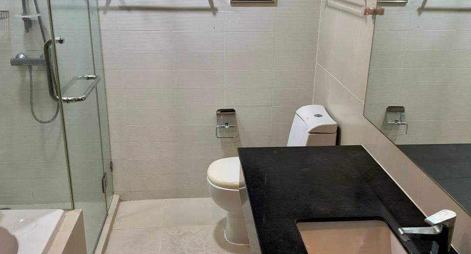 Wohnung zur Miete mit 3 Zimmer in Huai Khwang, Bangkok
