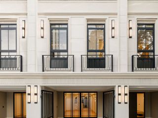 Casa adosada en alquiler y en venta de 3 habitaciones en Watthana, Bangkok
