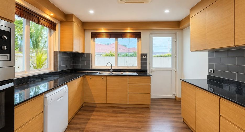 Villa en alquiler de 4 habitaciones en Bang Lamung, Chonburi