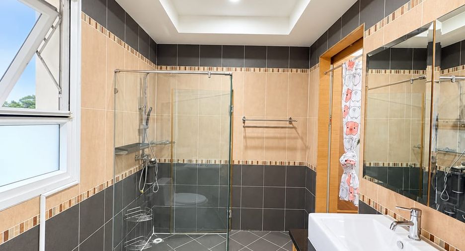 Villa en alquiler de 4 habitaciones en Bang Lamung, Chonburi