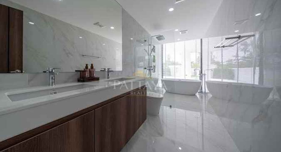 For sale 5 bedrooms villa in Huay Yai, Pattaya