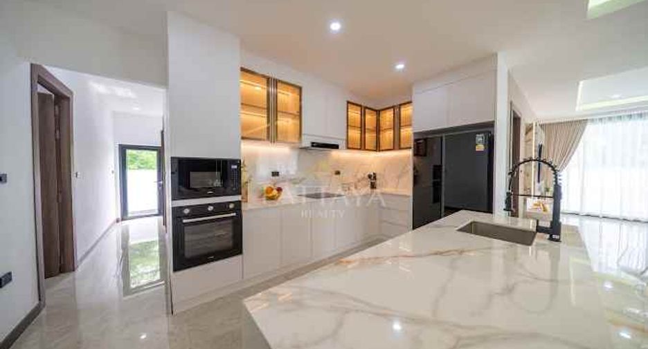 For sale 5 bedrooms villa in Huay Yai, Pattaya