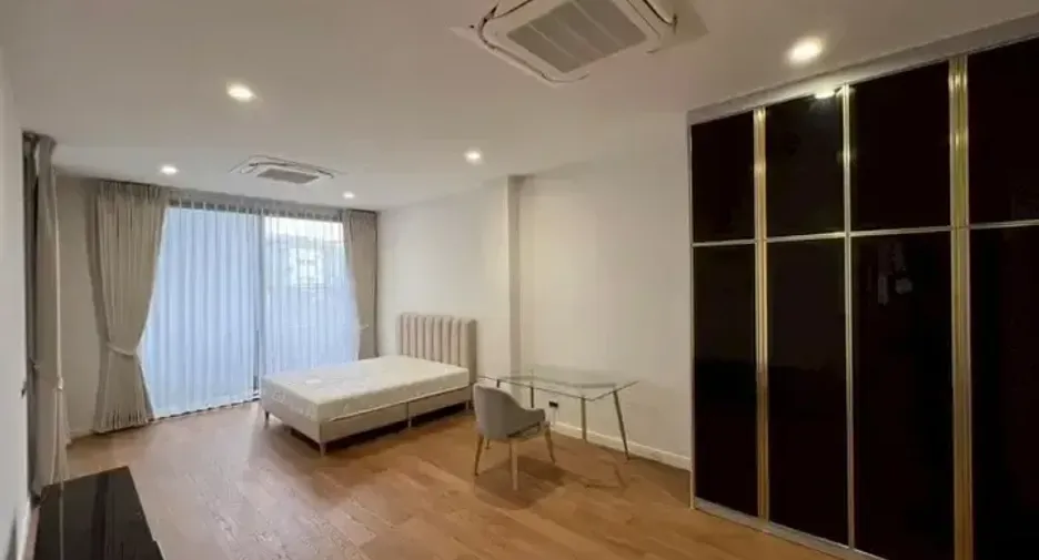 出租 5 卧室 独立屋 在 Wang Thong Lang, 曼谷