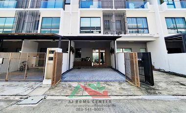 Casa adosada en venta de 3 habitaciones en Lat Phrao, Bangkok