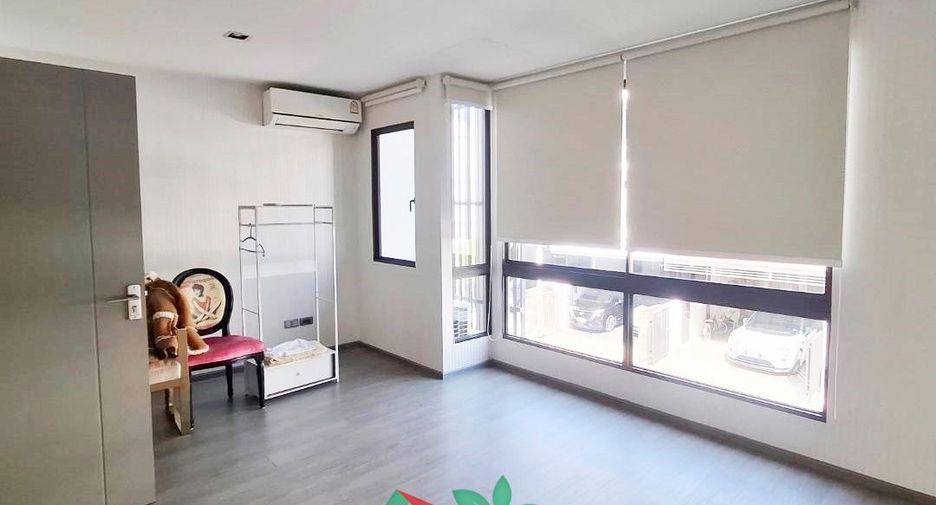 Casa adosada en venta de 3 habitaciones en Lat Phrao, Bangkok