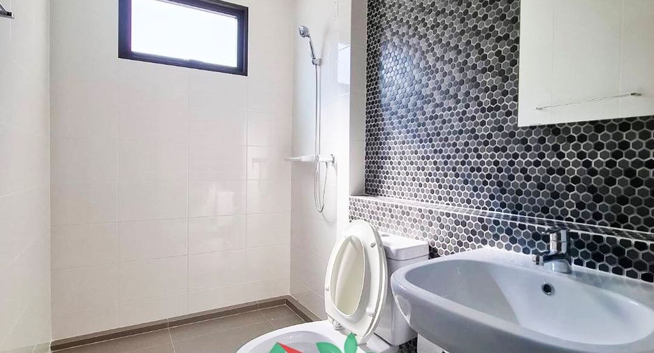 Casa adosada en venta de 3 habitaciones en Lat Phrao, Bangkok