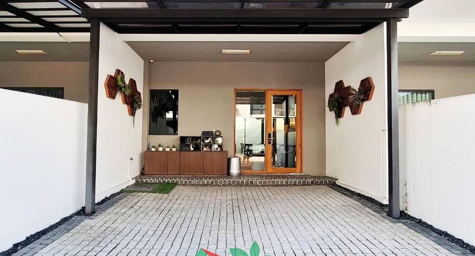 Casa adosada en venta de 3 habitaciones en Lat Phrao, Bangkok