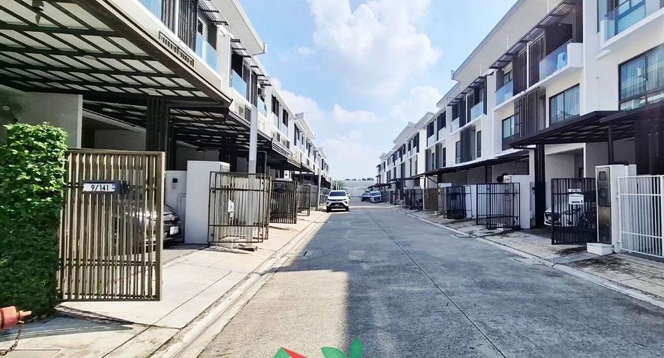 Casa adosada en venta de 3 habitaciones en Lat Phrao, Bangkok