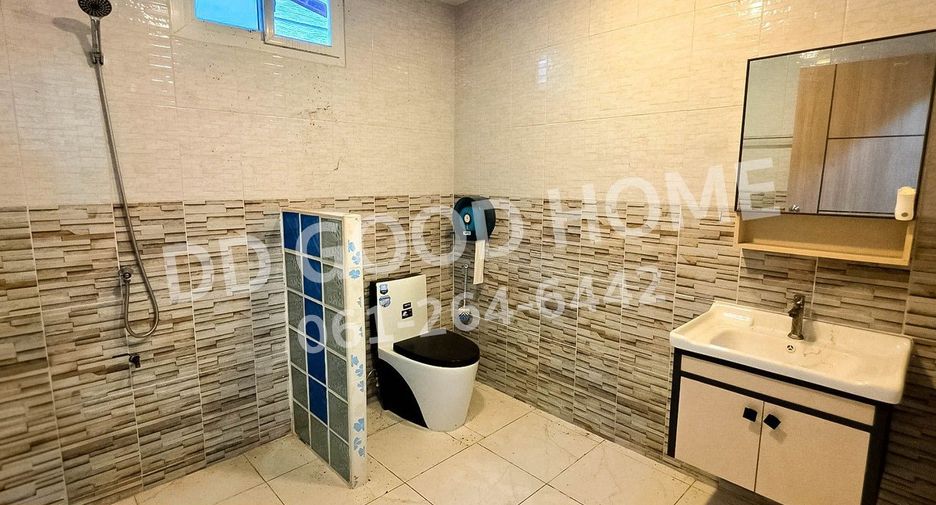 For sale 5 bedrooms house in Sam Khok, Pathum Thani