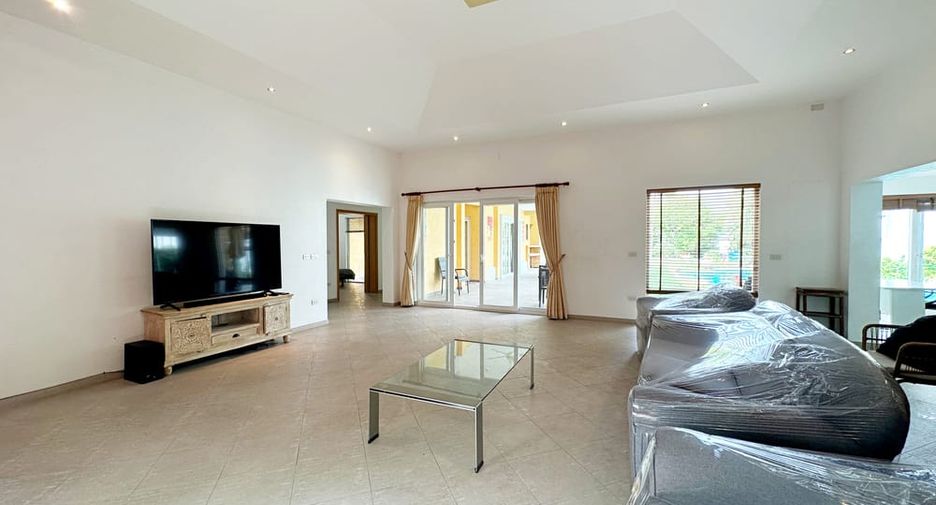 Villa en alquiler de 3 habitaciones en Bang Lamung, Chonburi