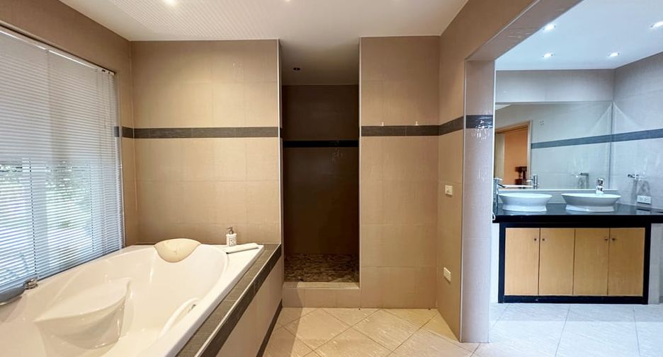 Villa en alquiler de 3 habitaciones en Bang Lamung, Chonburi