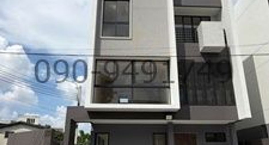 For sale 3 bedrooms house in Phra Khanong, Bangkok