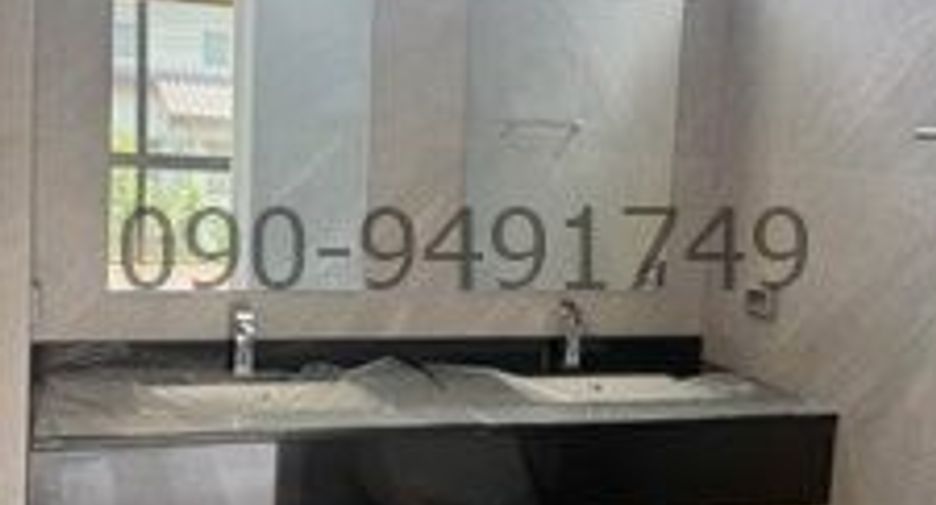 For rent 3 bedrooms townhouse in Phra Khanong, Bangkok