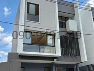 For rent 3 bedrooms townhouse in Phra Khanong, Bangkok