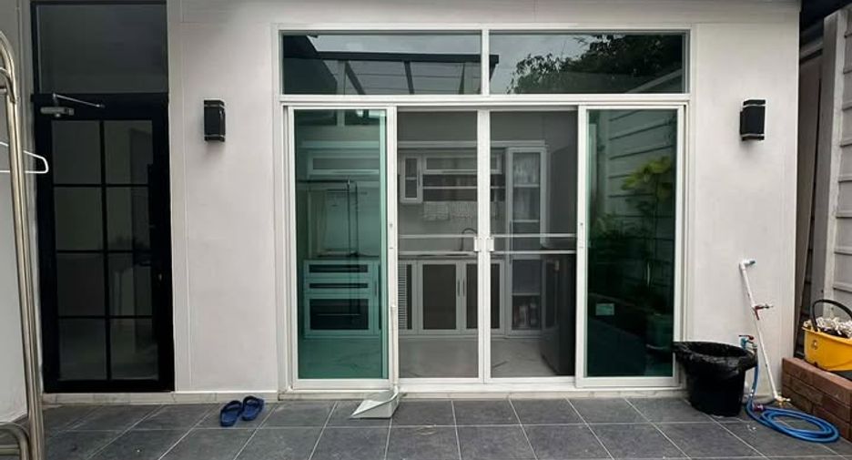 À louer 4 chambres maison de ville à Prawet, Bangkok