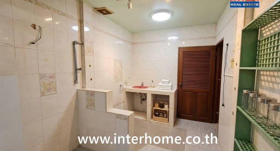 For sale 6 bedrooms townhouse in Bueng Kum, Bangkok