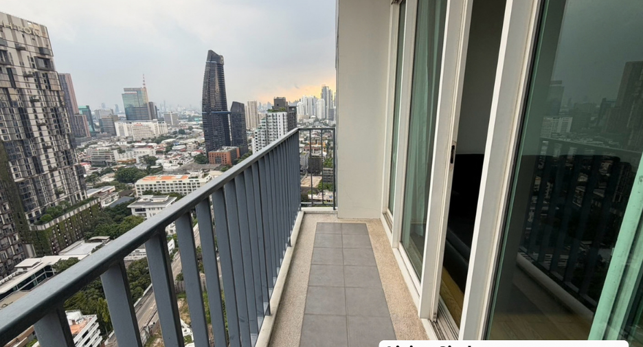For sale 3 bedrooms condo in Khlong Toei, Bangkok