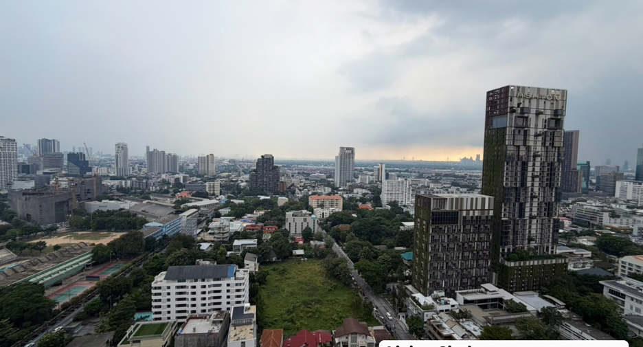 For sale 3 bedrooms condo in Khlong Toei, Bangkok