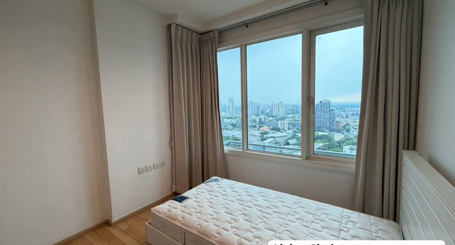 For sale 3 bedrooms condo in Khlong Toei, Bangkok