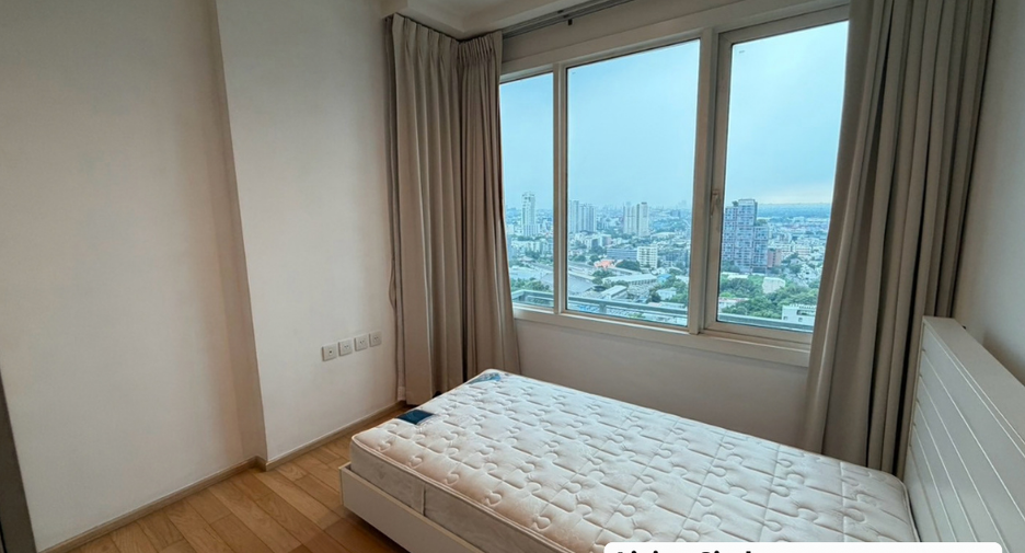 For sale 3 bedrooms condo in Khlong Toei, Bangkok