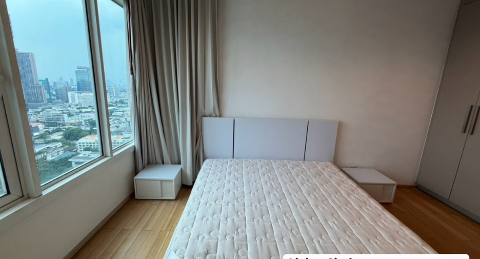 For sale 3 bedrooms condo in Khlong Toei, Bangkok