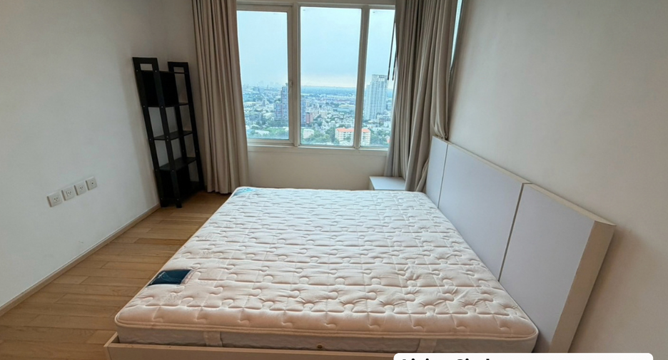 For sale 3 bedrooms condo in Khlong Toei, Bangkok