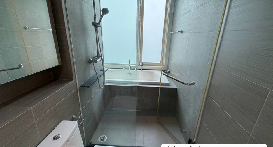 For sale 3 bedrooms condo in Khlong Toei, Bangkok