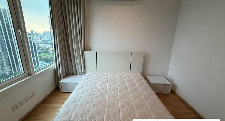 For sale 3 bedrooms condo in Khlong Toei, Bangkok