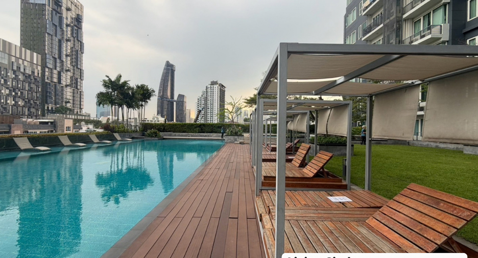 For sale 3 bedrooms condo in Khlong Toei, Bangkok