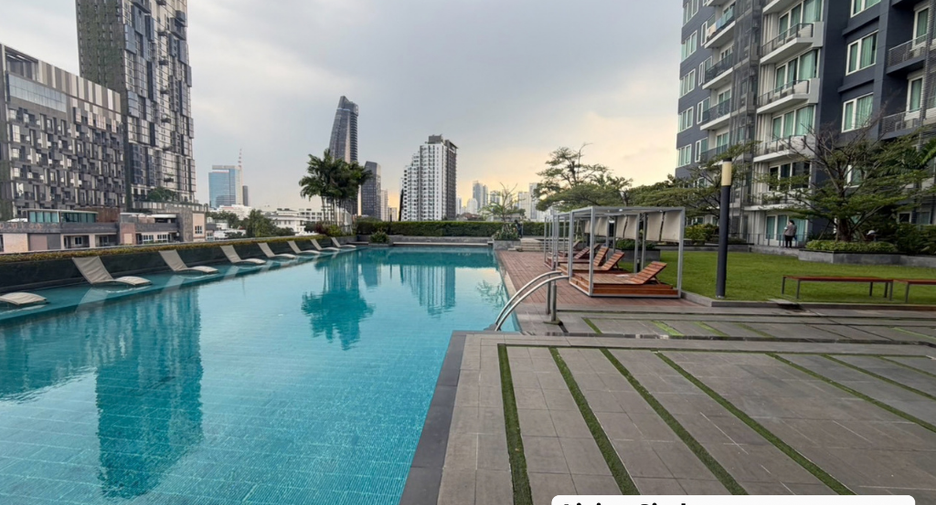 For sale 3 bedrooms condo in Khlong Toei, Bangkok
