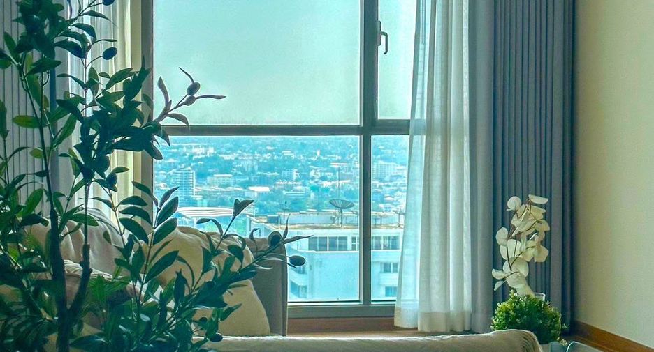For sale 3 bedrooms condo in Watthana, Bangkok