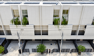 For rent 3 bedrooms townhouse in Saphan Sung, Bangkok