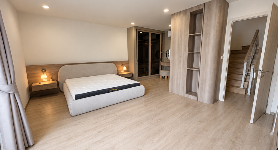 For rent 3 bedrooms townhouse in Saphan Sung, Bangkok