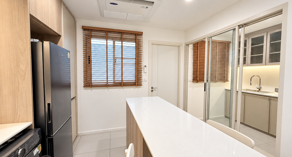 For rent 3 bedrooms townhouse in Saphan Sung, Bangkok