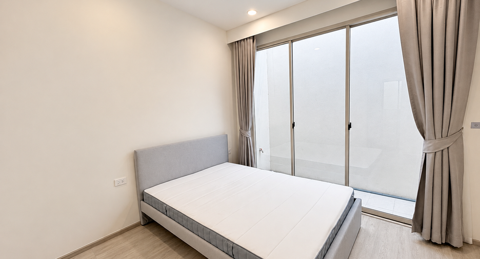For rent 3 bedrooms townhouse in Saphan Sung, Bangkok