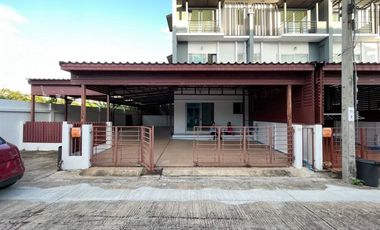 For rent 4 bedrooms townhouse in Bang Khun Thian, Bangkok