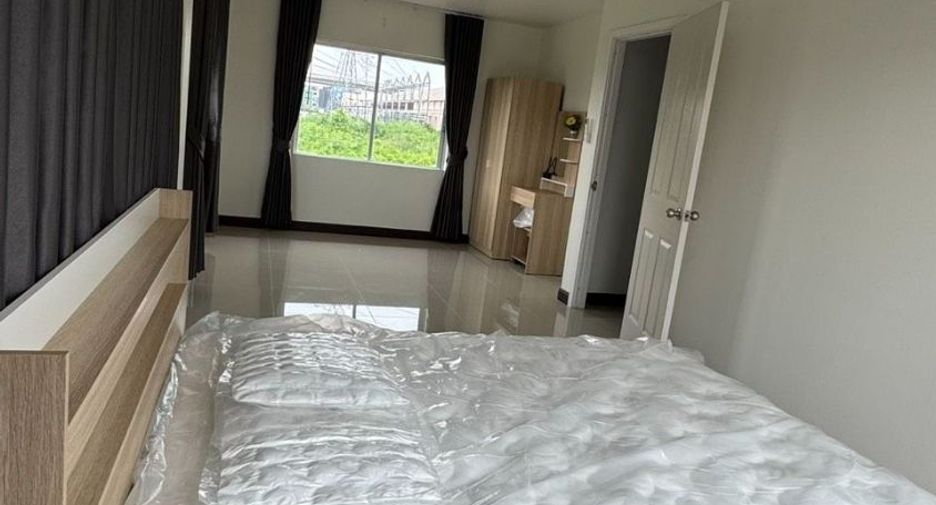 For rent 4 bedrooms townhouse in Bang Khun Thian, Bangkok