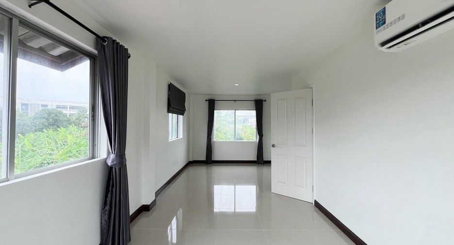 For rent 4 bedrooms townhouse in Bang Khun Thian, Bangkok