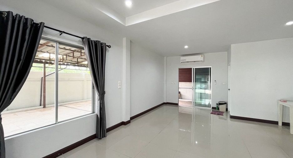For rent 4 bedrooms townhouse in Bang Khun Thian, Bangkok