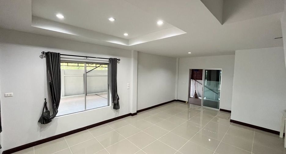 For rent 4 bedrooms townhouse in Bang Khun Thian, Bangkok