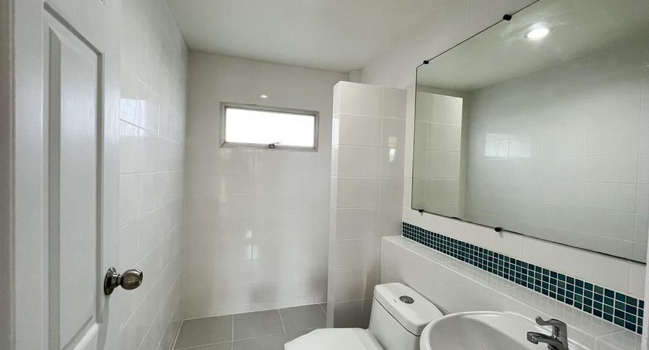 For rent 4 bedrooms townhouse in Bang Khun Thian, Bangkok