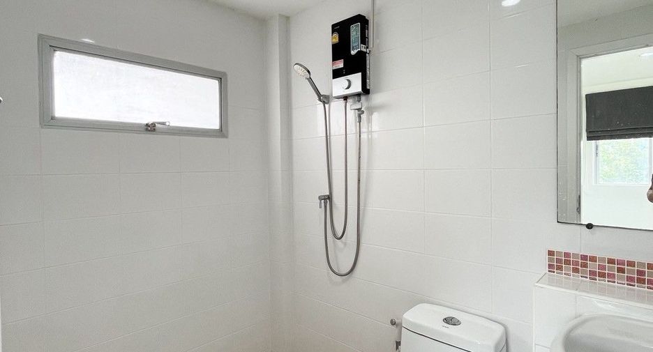 For rent 4 bedrooms townhouse in Bang Khun Thian, Bangkok