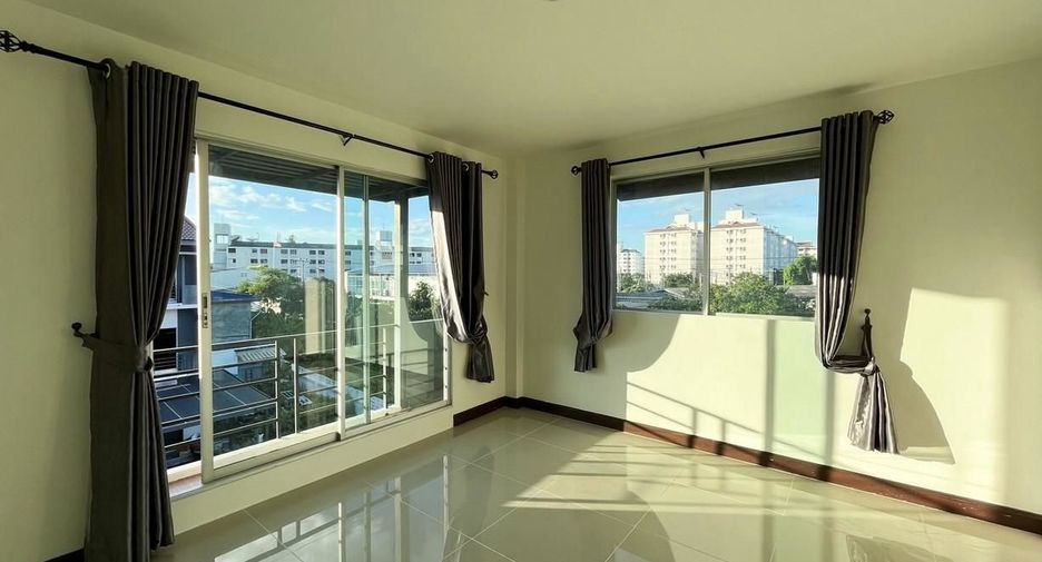 For rent 4 bedrooms townhouse in Bang Khun Thian, Bangkok