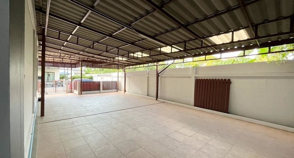 For rent 4 bedrooms townhouse in Bang Khun Thian, Bangkok