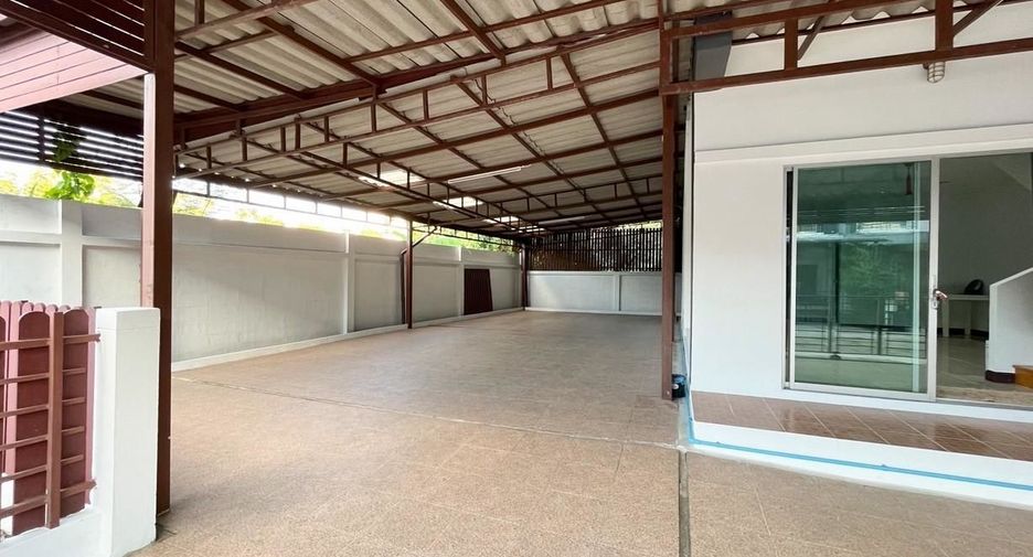 For rent 4 bedrooms townhouse in Bang Khun Thian, Bangkok