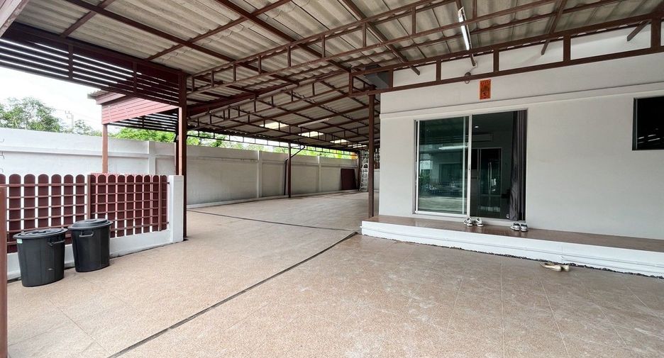 For rent 4 bedrooms townhouse in Bang Khun Thian, Bangkok