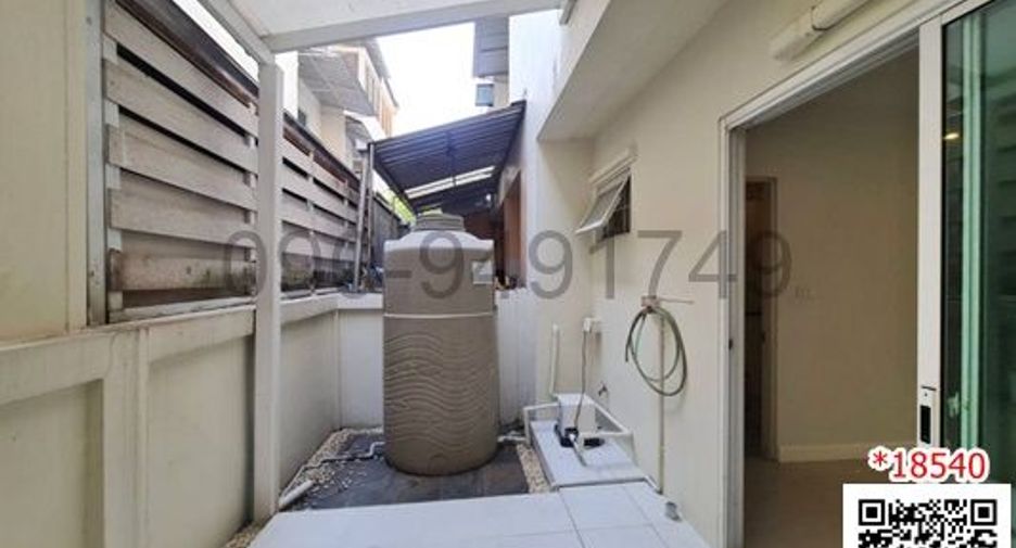 For rent 3 bedrooms townhouse in Phasi Charoen, Bangkok