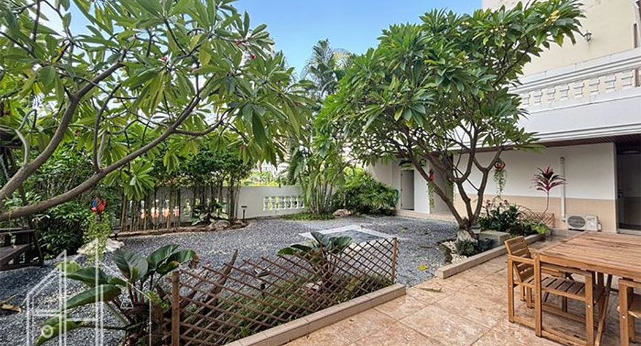 For rent 4 bedrooms condo in Watthana, Bangkok