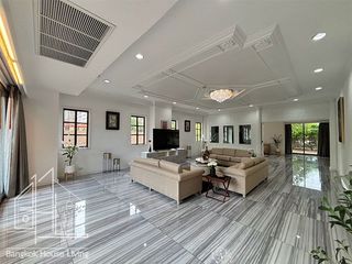 For rent 4 bedrooms condo in Watthana, Bangkok